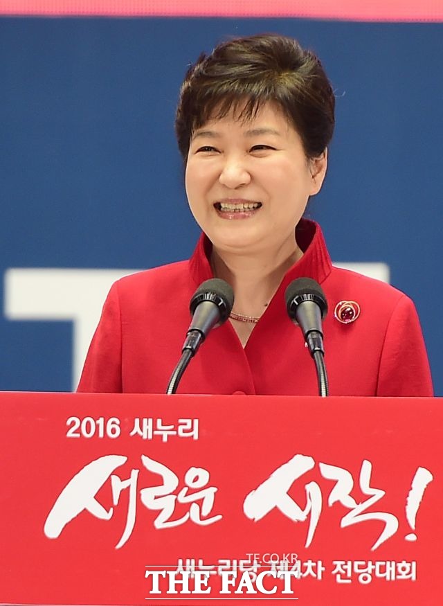 박근혜 대통령이 정유년 첫날 자신을 둘러싼 의혹을 전면 부인하고 논란에 대해서는 정면으로 반박했다. 더불어민주당은 박 대통령의 발언과 관련 국민을 위로하기는커녕 신년 벽두부터 국민과 전쟁이라도 하자는 건가라고 비난했다. /더팩트DB