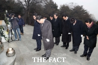 [TF포토] 새해 첫날 박정희 전 대통령 묘역 참배하는 개혁보수신당