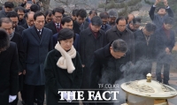 [TF포토] 김대중-김영삼 전 대통령 참배하는 더불어민주당