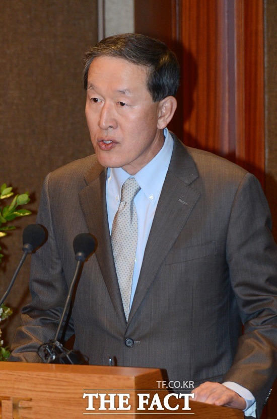 허창수 GS그룹 회장은 2일 서울 강남구 논현로 GS타워에서 열린 2017년 GS 신년모임에서 임직원들에게 그룹의 지속적인 성장을 위해 진화의 DNA가 조직문화로 정착돼야 한다고 강조했다. /더팩트 DB