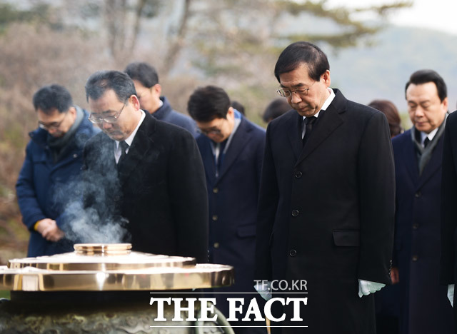 박원순 서울시장이 일 오전 서울 동작구 국립서울현충원 현충탑에서 참배를 하고 있다./배정한 기자