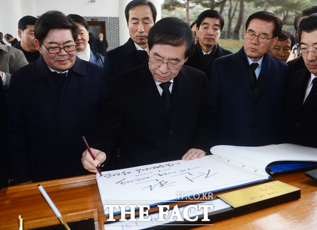 박원순 서울시장이 정유년(丁酉年) 새해 첫날인 1일 오전 서울 동작구 국립서울현충원 현충탑에서 참배를 하며 방명록을 작성하고 있다./배정한 기자