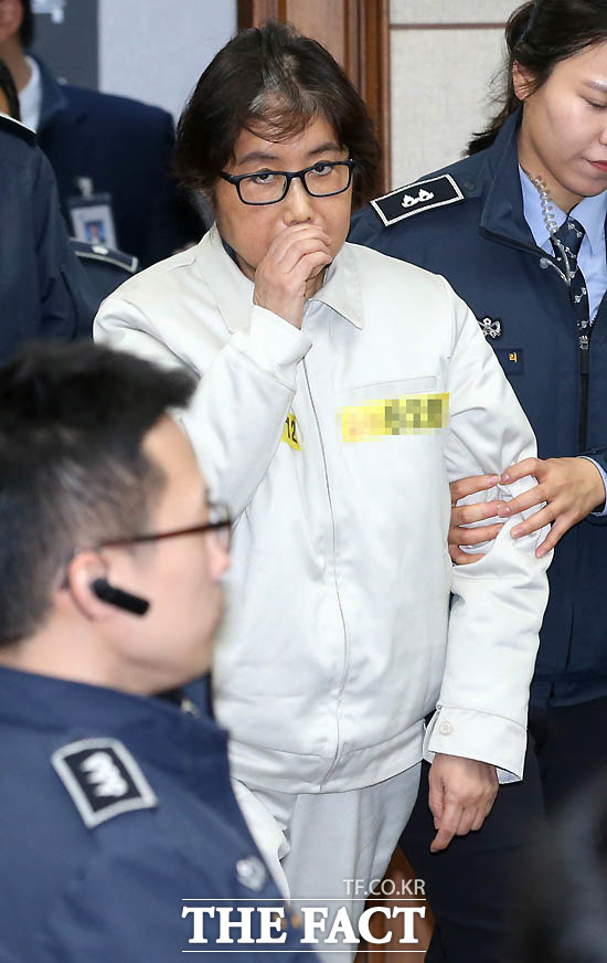 사진은 지난달 19일 서울중앙지법 형사대법정에서 열린 국정농단사건 첫 재판에 들어서는 최순실 씨. /임세준 기자