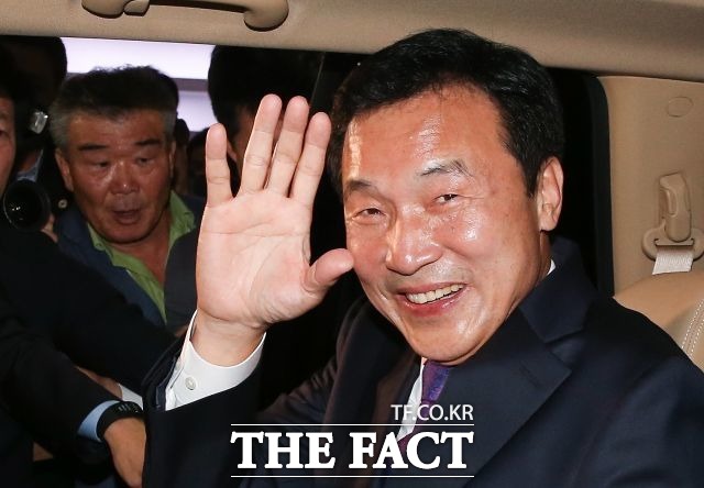 손학규 전 더불어민주당 대표는 2일  MBC와 평화방송 라디오에 출연해 반기문 전 유엔사무총장과 안철수 전 국민의당 상임공동대표, 김종인 전 더불어민주당 비상대책위원회 대표 등이 함께하는 빅텐트론에 대해 충분히 그럴 가능성이 있다고 밝혔다./배정한 기자