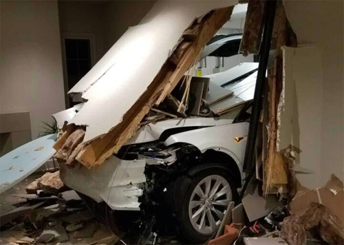 손지창은 지난 1일 페이스북에 테슬라 급발진 사고를 주장하며 사진을 공개했다. /손지창 SNS