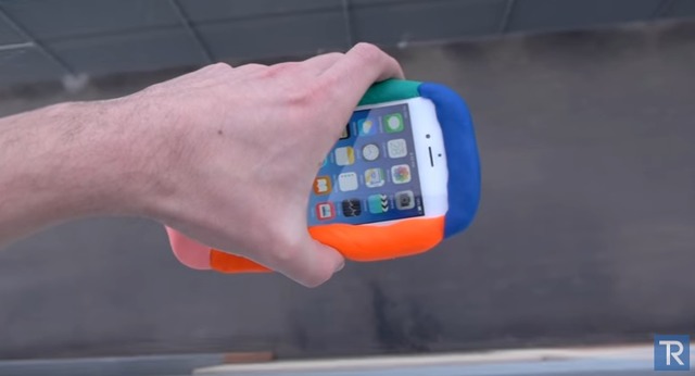 아이폰6S를 클레이로 감싼 후 100피트(30미터) 상공에서 떨어뜨리는 영상이 공개됐다. /유튜브 캡처