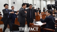 [TF포토] 청문회 연장 놓고 언쟁 벌이는 김성태-박범계