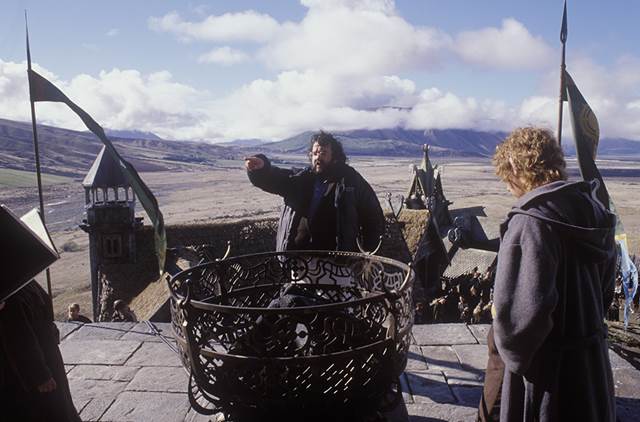 반지의 제왕으로 스타 감독이 된 피터 잭슨. 피터 잭슨은 반지의 제왕을 고향인 뉴질랜드에서 촬영했다. 뉴질랜드는 중간계를 표현하기에 적당한 풍경을 지니고 있었다. /영화 반지의 제왕 현장 스틸