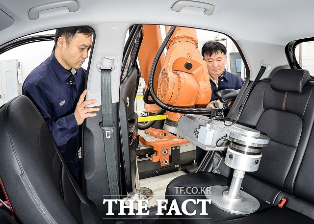 쿠션성능시험실에서는 최대 500kg 부하가 가능한 로봇과 정하중 시험기, 시트 특성 시험기 등을 사용해 착좌 유지력과 주행 탄성 유지력 등 다양한 성능 테스트가 시행된다.