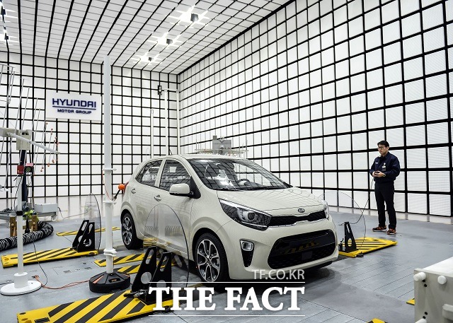 남양연구소 전자동에 마련된 전자파 무반사 시험실에서는 강한 전자파 환경에서 차량의 전자시스템이 오작동하지 않고 정상적이고 안전하게 작동할 수 있는지 확인하는 시험이 지속해서 시행된다.