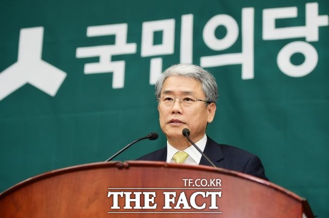 김동철 국민의당 비상대책위원장은 4일 오전 국회에서 열린 중진의원-비상대책위원 연석회의에서 안희정 충남 지사를 향해 문재인 전 민주당 대표의 한명회가 돼 폐족서 왕족 부활해 문 전 대표를 옹호하려는 모습이 한심하다고 지적했다./배정한 기자