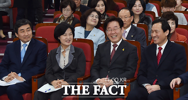 민주당 사드 방중 논란. 더불어민주당 소속 의원들의 사드(고고도미사일방어체계·THAAD) 방중을 놓고 5일 정치권에서 갑론을박이 펼쳐지고 있다.