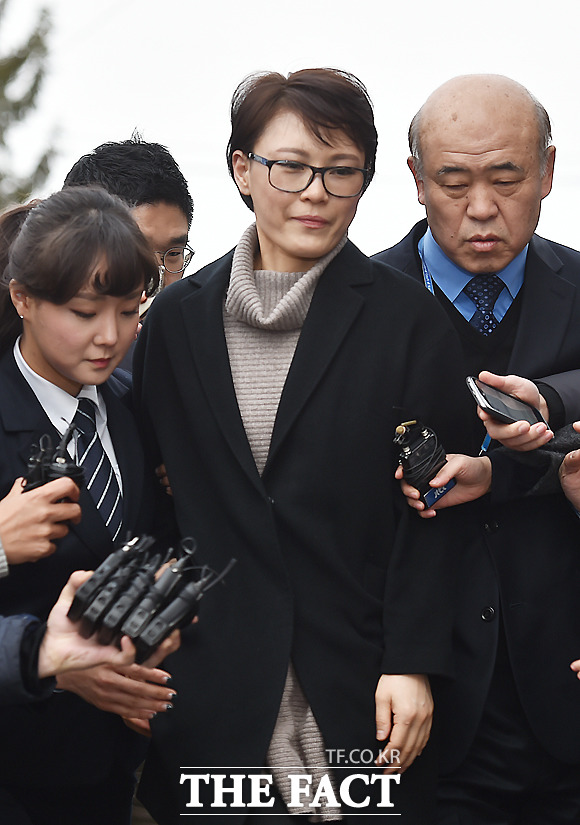 윤전추 출석. 윤전추 전 청와대 행정관이 5일 오후 2시30분쯤 박근혜 대통령 탄핵심판 관련 증언을 하기 위해 헌법재판소를 찾았다. /이새롬 기자