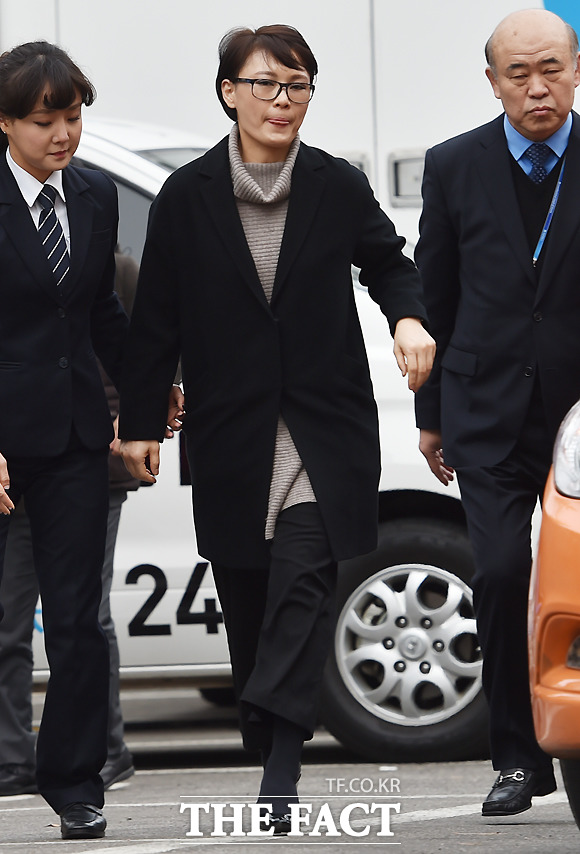 윤전추 탄핵심판 2차변론 증인 출석. 윤전추 청와대 행정관이 증인 심문을 위해 5일 오후 서울 종로구 헌법재판소에 출석하고 있다./이새롬 기자