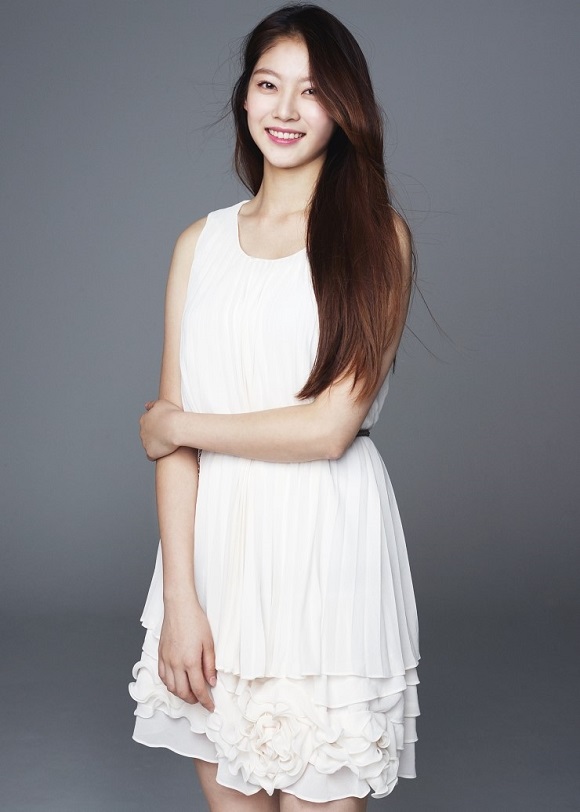 배우 공승연(사진)은 ‘던전앤파이터’에서 여프리스트의 슬픈 사연을 내면 연기로 소화시키는 역할을 맡아 화제를 모으고 있다. /넥슨 제공