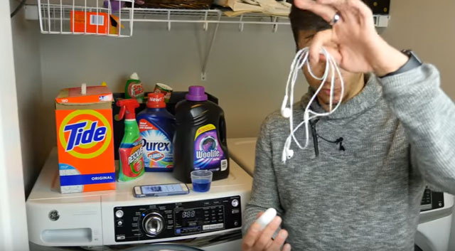 최근 동영상 전문 사이트 유튜브에 애플의 무선 이어폰 에어팟을 놓고 내구성 실험을 한 영상이 올라왔다. /유튜브 영상 갈무리