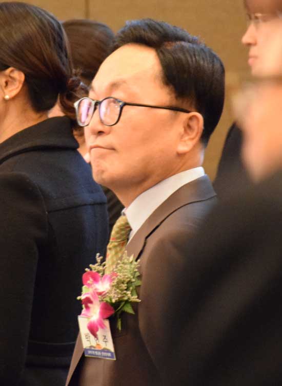 박현주 미래에셋대우그룹 회장이 지난 3일 열린 범금융 신년인사회에서 다산금융상 대상을 받았다. /장병문 기자