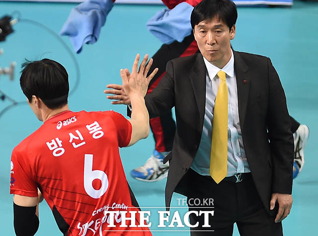 한국전력 신영철 감독이 블로킹 득점에 성공한 방신봉과 하이파이브를 나누고 있다.