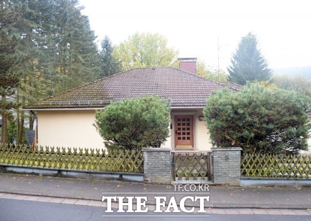 독일 프랑크푸르트 슈미텐에 있는 정 씨의 주택은 외부에서 내부를 확인할 수 없는 구조로 덴마크 올보르에 있는 주택과 매우 흡사하다. /이효균 기자