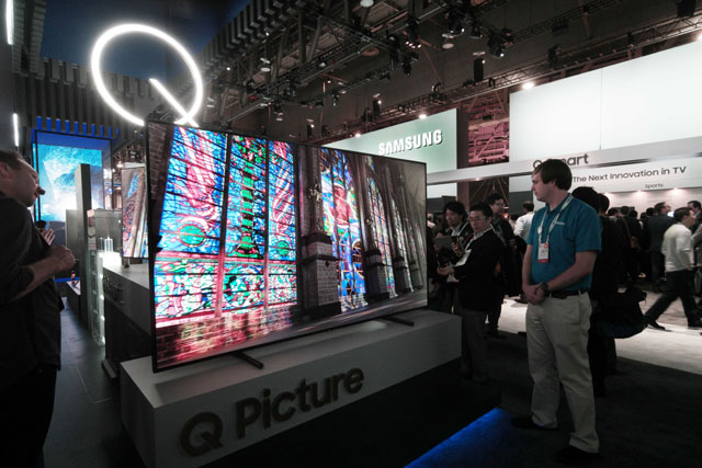 ‘CES 2017’ 삼성전자 전시관에 방문한 관람객들이 ‘QLED TV’를 보고 있다. /삼성전자 제공