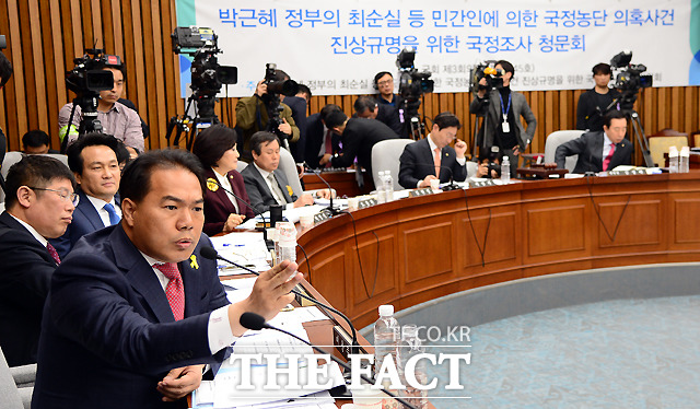 이용주 국민의당 의원은 9일 최순실 등 민간인에 의한 국정농단 의혹사건 진상규명을 위한 국정조사특별위원회에서 조윤선 문화체육관광부 장관을 향해 20여 번에 걸쳐 블랙리스트가 존재하냐, 존재하지 않느냐에 대해 물었다./국회=이새롬 기자