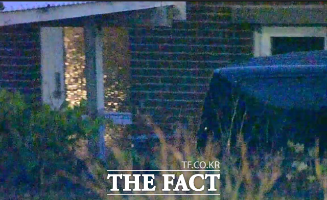 정유라 씨가 구금된 가운데 조력자들과 함께 은신했던 덴마크 올보르 외곽의 한 주택에서 8일 저녁 창문으로 불빛이 보이고 있다./올보르=배정한 기자