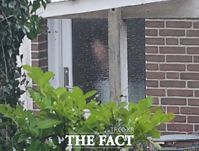 인터폴의 적색수배를 받고 해외도피 중이던 정유라 씨가 지난 1일(현지 시각) 저녁 덴마크 올보르 외곽의 한 주택에서 체포된 가운데 8일 오후 보모로 보이는 여성이 아이를 업고 창문 밖을 보고 있다. /올보르(덴마크)=배정한 기자