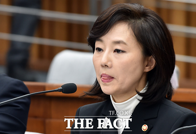 조윤선 문화체육부 장관은 9일 오후 최순실 등 민간인에 의한 국정농단 의혹사건 진상규명을 위한 국정조사특별위원회에서 문화예술계 블랙리스트와 관련해 올해 1월 초 예술국장으로부터 직원이 (블랙리스트 명단을) 확정적으로 작성했다는 말을 처음 들었다고 밝혔다./국히=이새롬 기자