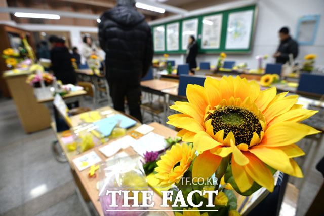 기억교실을 찾은 시민들과 전교조 서울지부 교사들