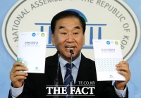 [TF포토] 기자회견하는 이재오 늘푸른한국당 공동대표