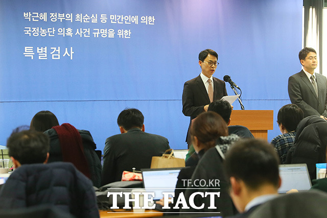 박근혜 정부의 최순실 등 민간인 국정농단 사건 수사 특별검사 대변인 이규철 특검보가 9일 오후 서울 강남구 대치동 특검 사무실에서 수사진행 상황에 대한 브리핑을 하고 있다. /이덕인 기자