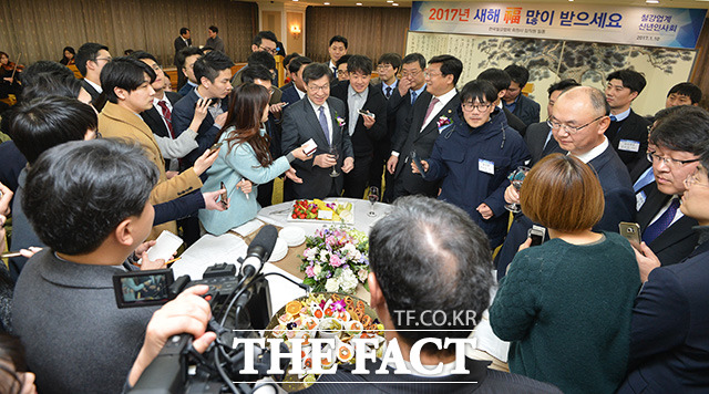 공식행사가 끝날 무렵 권오준 회장을 둘러싸는 기자들