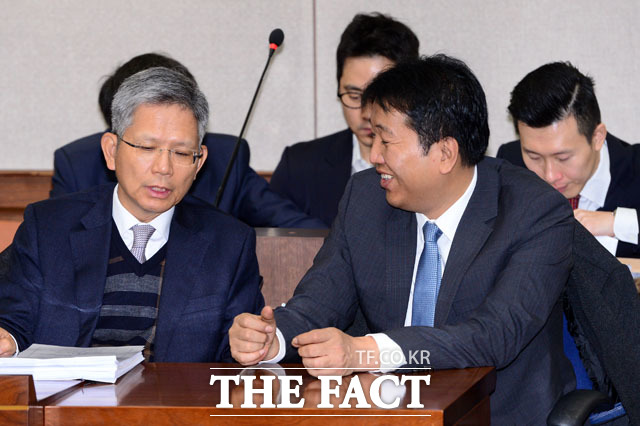 여유 있는 김영수 전 포레카 대표(오른쪽)