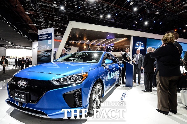현대자동차가 9일(현지시각) 미국 디트로이트 코보 컨벤션 센터에서 열린 2017 북미 국제 오토쇼에서 다음 달  미국 출시를 앞둔 아이오닉 하이브리드의 최종 점검에 나섰다. /현대자동차 제공