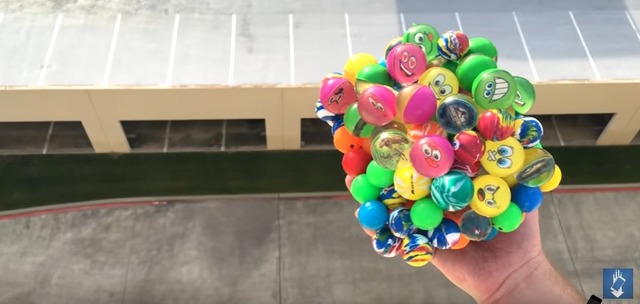 최근 유튜브에 고무공(탱탱볼)으로 둘러싼 애플 ‘아이폰6’를 100피트 상공에서 떨어뜨리는 영상이 올라왔다. /유튜브 캡처