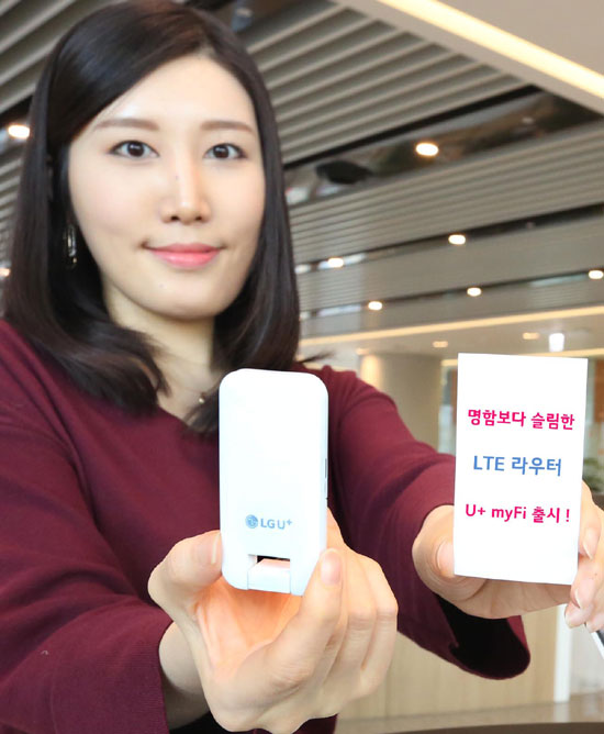 LG유플러스 모델이 초소형 LTE 라우터 ‘U+ myFi’ 출시를 소개하고 있다. /LG유플러스 제공