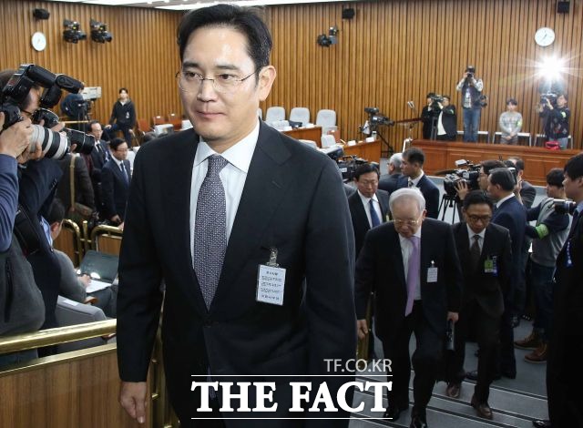 최순실 게이트를 수사하는 특별검사팀이 삼성 특혜 의혹과 관련해 이재용 삼성전자 부회장에 대해 12일 소환을 통보했다. /사진공동취재단