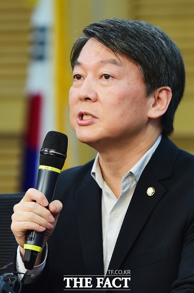 안철수 전 국민의당 상임공동대표는 11일 오후 국회에서 열린 교육문화체육관광위원회 회의 직후 기자들과 만나 박선숙·김수민 의원이 1심 선고 공판에서 무죄를 선고를 받은 데 대해 정권차원의 안철수와 국민의당 죽이기라는 게 증명됐다고 밝혔다. /배정한 기자