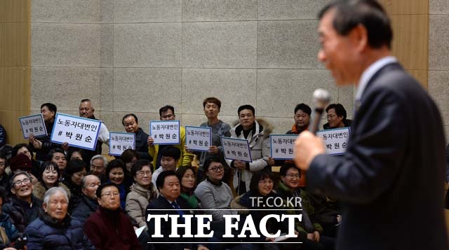 박원순 시장을 지지하는 청소 노동자들이 피켓을 들고 박 시장을 응원하고 있다.