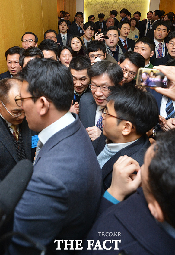 행사가 끝나고 수십 명의 취재진에 둘러싸인 채 이동 중인 권오준 회장. 그는 취재진의 숱한 질문에 아무런 대답을 하지 않았다.