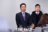 [TF포토] '반기문 전 총장' 첫 언론 상견례, '브리핑하는 이도운 대변인'