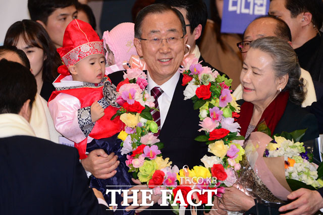 귀국 축하 받는 반 전 총장