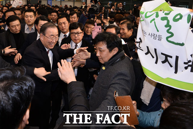 시민들을 만나기엔 철통경호