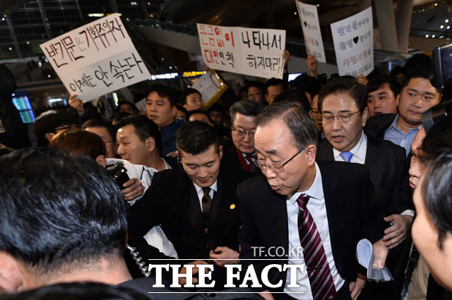 공항철도 탑승을 위해 이동하는 반 전 총장