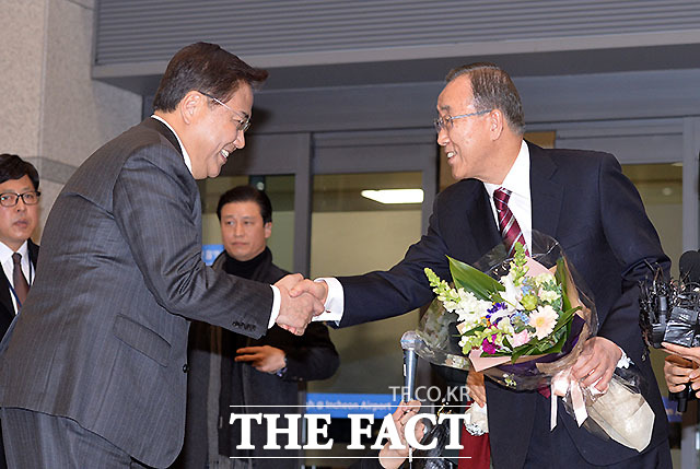 박진 전 의원(왼쪽)과 인사하는 반기문 전 유엔 사무총장