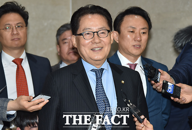 리베이트 의혹, 1심 무죄. 박지원 국민의당 원내대표는 리베이트 의혹을 받던 박선숙·김수민 의원의 1심  무죄 판결에 대해 자신의 페이스북에 사필귀정이라고 밝혔다./이새롬 기자