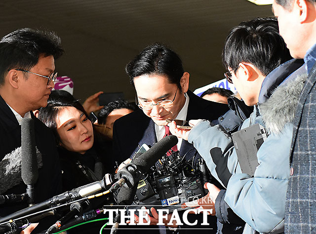 이재용 부회장은 이날 오전 9시 30분 서울 대치동 특별검사팀 사무실에 출석하는 과정에서 이번 일로 저희가 좋은 모습 보여드리지 못한 점에 대해 국민께 정말 송구스럽게 생각한다고 말했다.