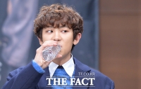 [TF포토] 박찬열, '포즈 취하며 물 한 잔'
