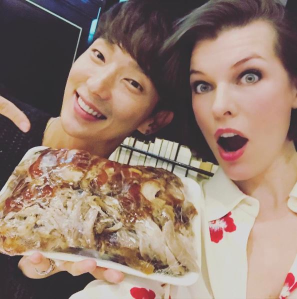 이게 바로 족발. 할리우드 배우 밀라 요보비치는 이준기가 선물한 족발 인증샷을 SNS를 통해 공개했다. /밀라 요보비치 인스타그램