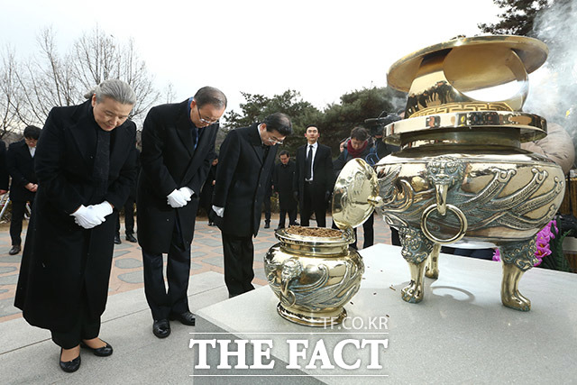 김대중 전 대통령 묘역 참배하는 반 전 총장
